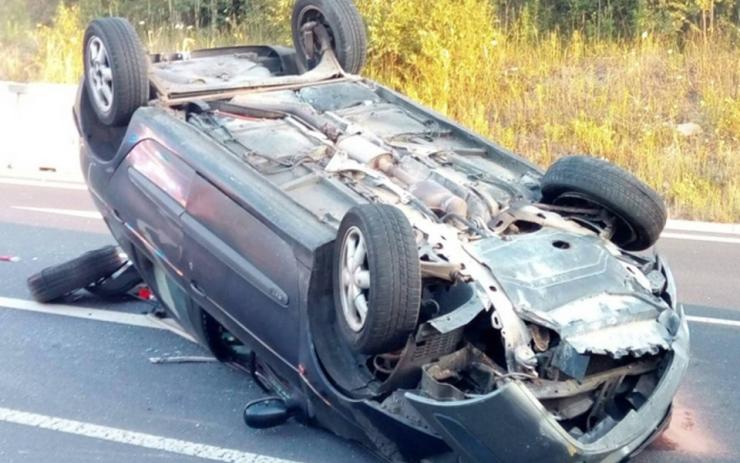 OBRAZEM: Auto se po nárazu převrátilo na střechu, na místo spěchali záchranáři