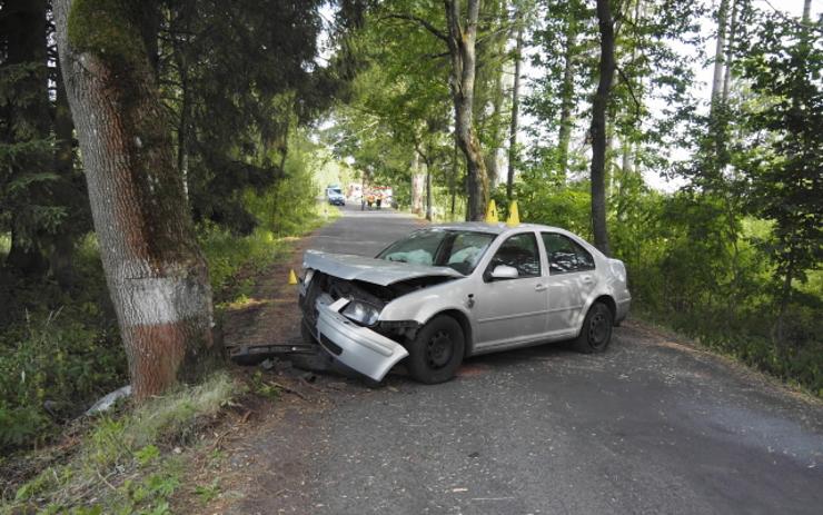 Bez pásů, zato s alkoholem v krvi! Řidič s dvěma promile narazil do stromu, pro spolujezdce letěl vrtulník