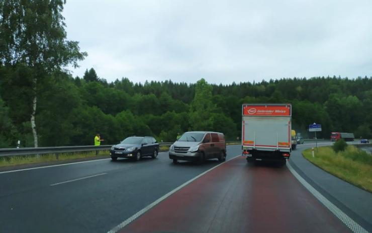 AKTUÁLNĚ: Pozor při výjezdu z Karlových Varů! Auto po nehodě blokuje jízdní pruh