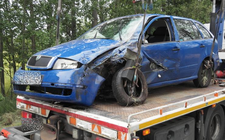 Takhle dopadlo auto na Karlovarsku po čelním nárazu. Jeho osádka musela do nemocnice