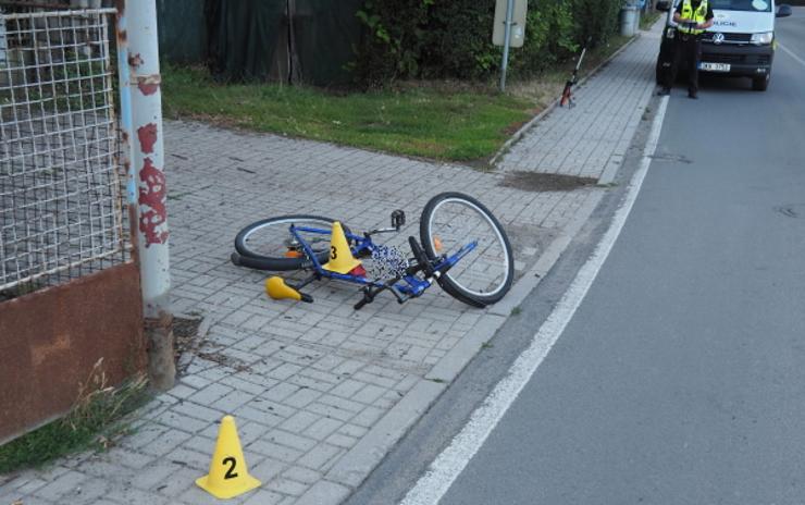 To je hazardér! Cyklista s kolem upadl na chodník. Měl v sobě přes tři promile!