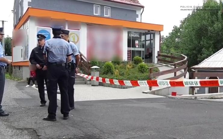 VIDEO: Loupežné přepadení v Doubravě! Muž s kapucí na hlavě vytáhl na prodavačku pistoli. Policisté hledají svědky