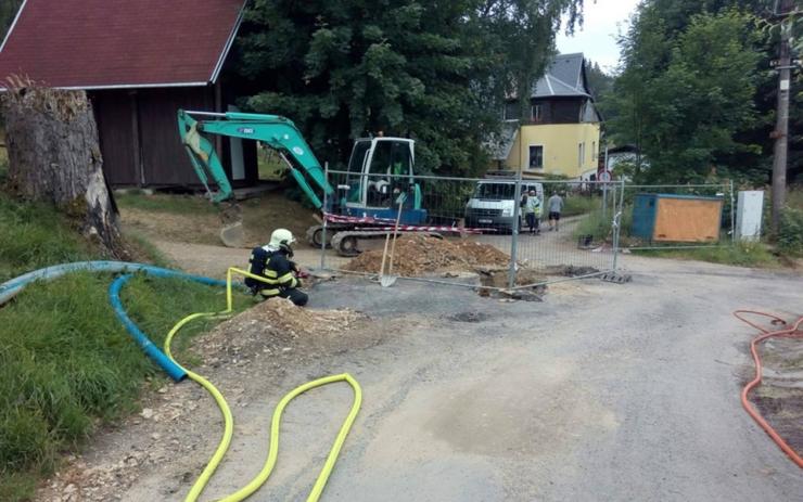 AKTUÁLNĚ OBRAZEM: Z poškozeného vedení nedaleko penzionu plného dětí uniká plyn. Budovu musely opustit