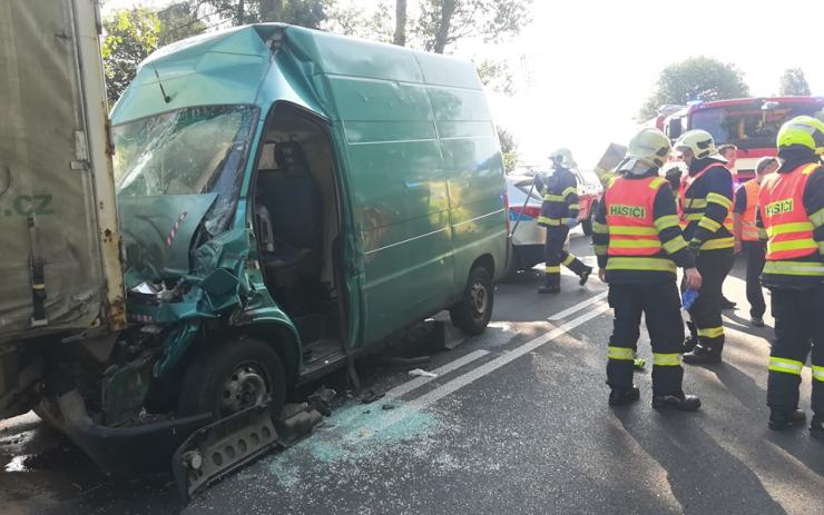 AKTUÁLNĚ: Těžká nehoda u Bochova! Řidič dodávky tam narazil do náklaďáku. Silnice je uzavřena