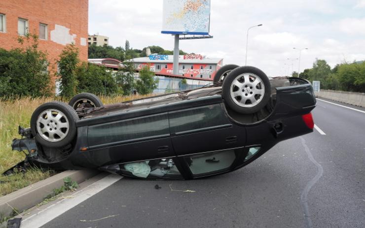 Ošklivě vyhlížející nehoda v Karlových Varech: Řidička narazila do lampy, auto skončilo na střeše