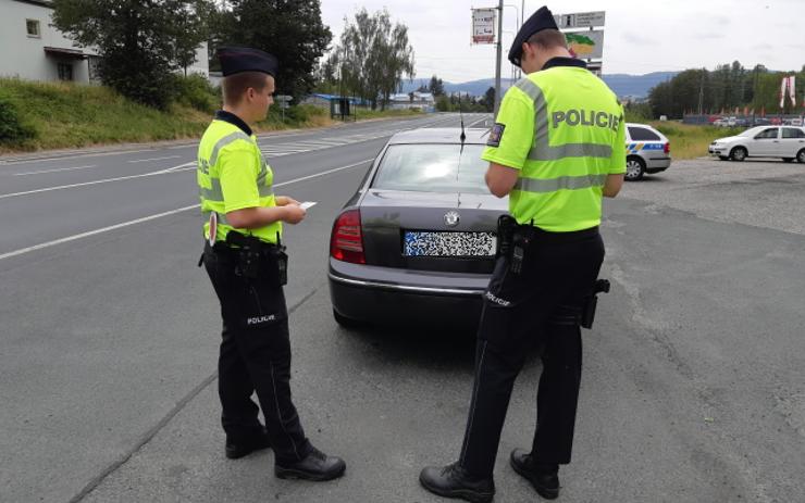 Další dopravní akce na karlovarských silnicích. Policisté museli řešit desítky přestupků