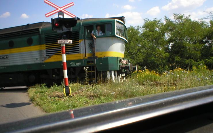 Muž vjel na přejezd přímo před projíždějící vlak! Za ohrožení z nedbalosti mu hrozí dvouletý trest