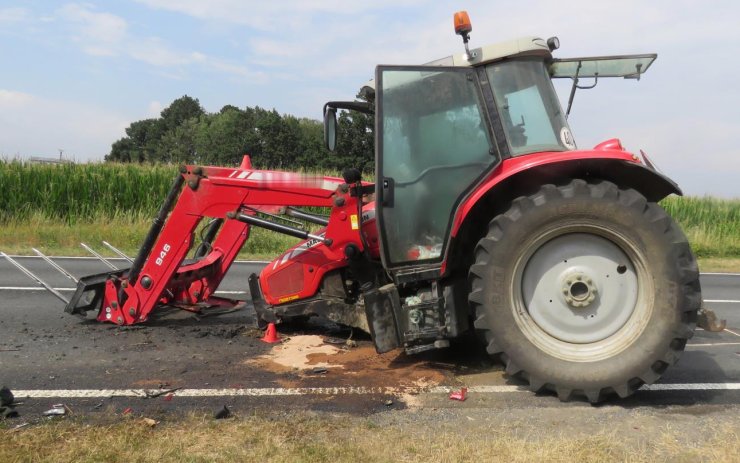 Traktor přišel po nehodě s volvem o přední kola, tři lidé utrpěli zranění