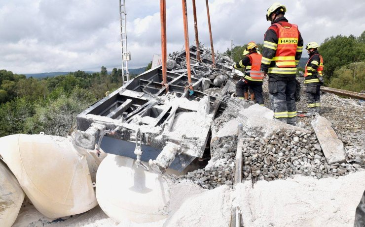 Hasiči po 52 hodinách nepřetržité práce odklidili poslední vagon z velké havárie