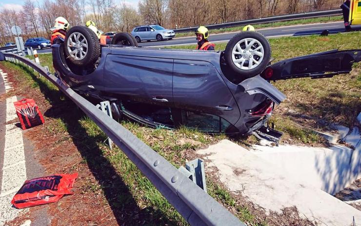 OBRAZEM: Auto po srážce s dodávkou skončilo na střeše, zasahovaly všechny záchranné složky