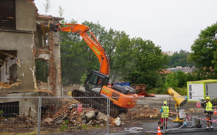 Začala demolice bývalé budovy patologie v areálu karlovarské nemocnice