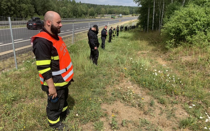 VIDEO: Policisté a hasiči vytvořili rojnici, v okolí dálnice pátrali po pohřešované ženě