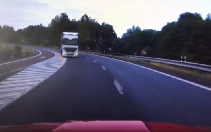 VIDEO: Hasiči jeli k nehodě, v protisměru se na ně vyřítil kamion!