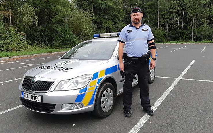 Neváhal ani vteřinu! Policista vytáhl tříletého chlapečka z rozpáleného auta