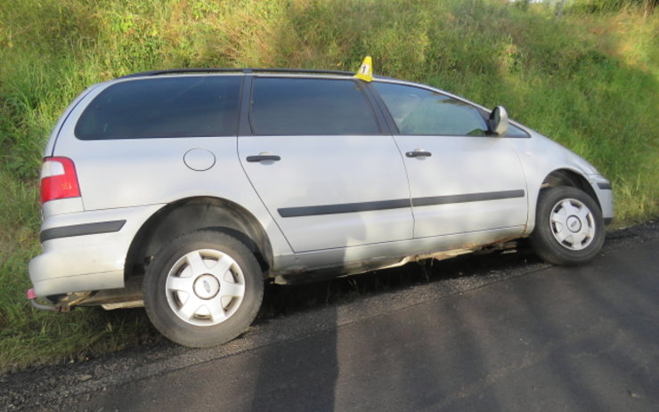 Řidič to zapíchl do příkopu. Při tolika promile se nebyl schopný udržet na silnici