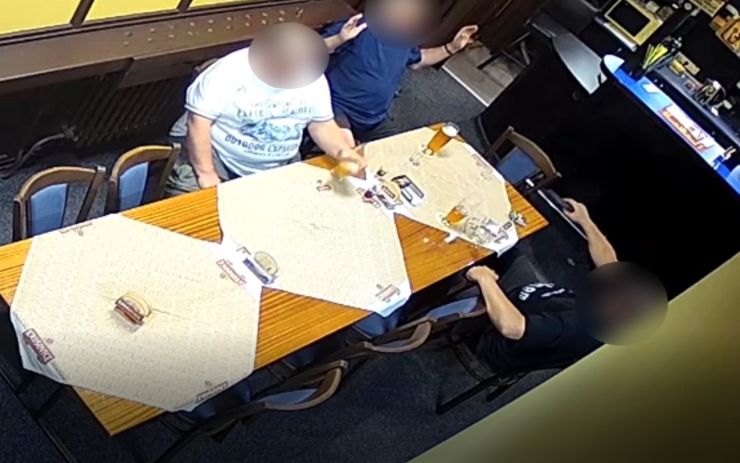VIDEO: Muž v baru vystřelil po barmanovi i kameře, hosty držel s napřaženou zbraní v šachu
