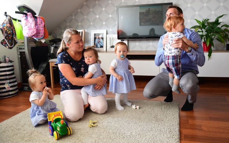 Jak se v Česku žije vícečetným rodinám? Ministryně navštívila rodinu se čtyřčaty 