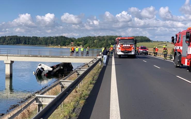 AKTUALIZUJEME: Těžká nehoda u jesenické přehrady si vyžádala jeden lidský život