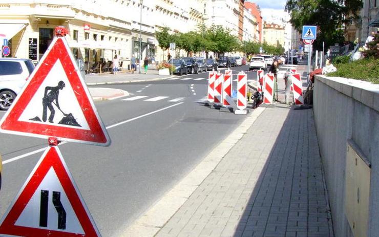 U magistrátu se staví vyvýšený přechod pro chodce. Město tam chce zklidnit dopravu