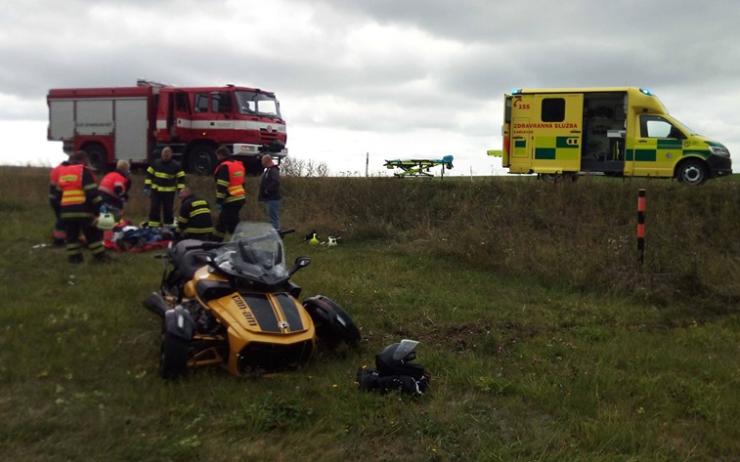 Motorkář uhýbal předjíždějícímu autu a havaroval. Policisté hledají svědky nehody