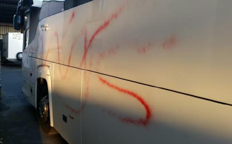 Tohle má být umění? Vandal posprejoval autobus, může za to jít do vězení