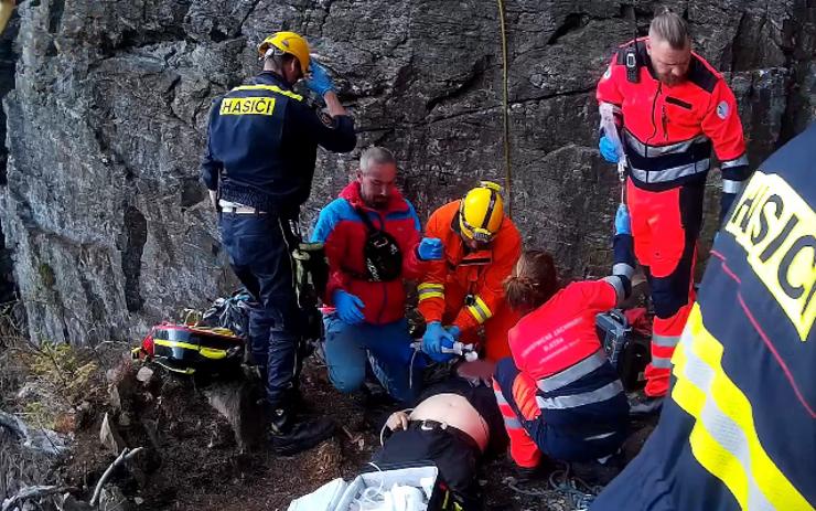 Neštěstí na Karlovarsku: Muž spadl ze skály, záchranáři mu už nedokázali pomoci