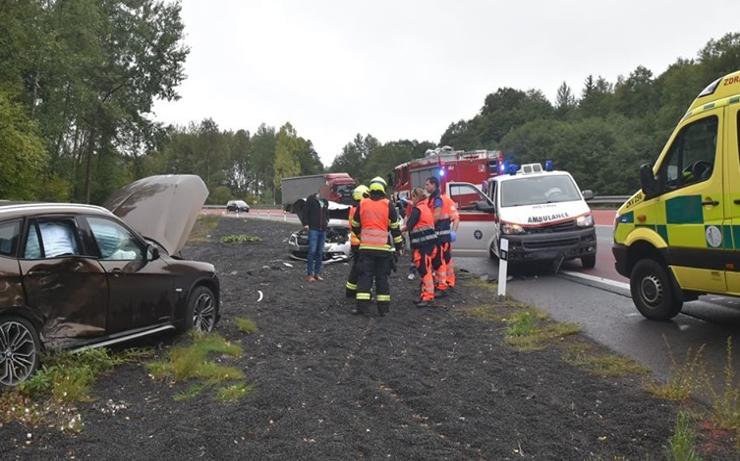 AKTUÁLNĚ OBRAZEM: V místě častých dopravních nehod havarovala dvě auta se sanitkou