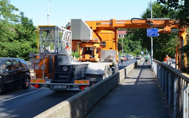 Na mosty v centru Varů najede opět speciální technika a omezí provoz