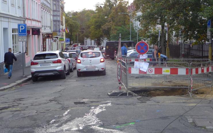 Bulharská a Jugoslávská ulice dostanou nový povrch. Nebude zde možné parkovat