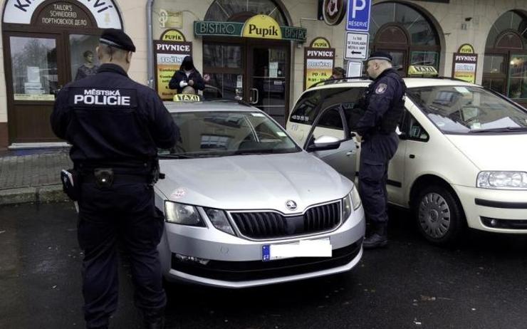 Strážníci s inspektory z ČOI odhalili při kontrolách v Karlových Varech falešného taxikáře