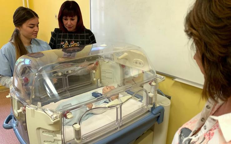 Při výuce budoucích sestřiček pomohou moderní přístroje darované karlovarskou nemocnicí