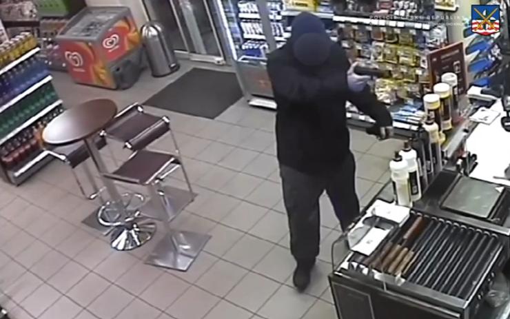 VIDEO: Muž se zbraní v ruce přepadl benzinku v Karlových Varech. Už ho mají!