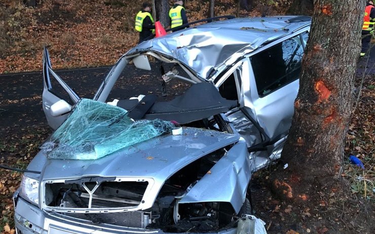 Auto dostalo o strom ránu přímo na řidiče, letěl pro něj vrtulník záchranářů