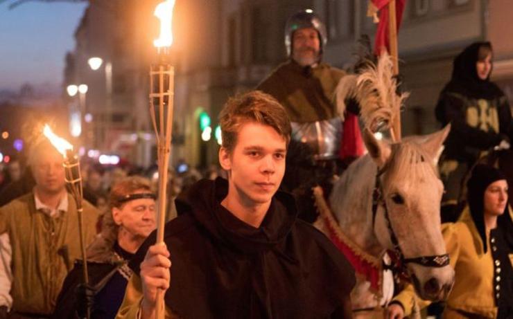 Karlovými Vary projde průvod v čele se svatým Martinem. Přidáte se? 