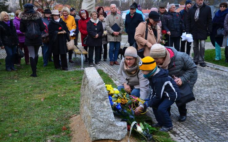 OBRAZEM: Přátelé a rodina si připomněli sté výročí narození karlovarské novinářky Anny Fidlerové