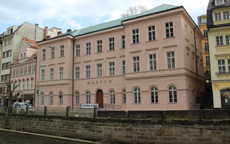 Karlovarské muzeum bude svítit purpurově. Víte, co speciální osvětlení symbolizuje? 