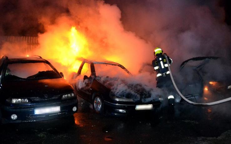 OBRAZEM: V areálu odtahové služby v Karlových Varech shořelo osm aut