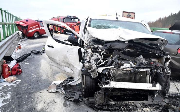 VIDEO: Hasiči zastavili na dálnici u nehody, zezadu a v plné rychlosti je smetlo další auto!