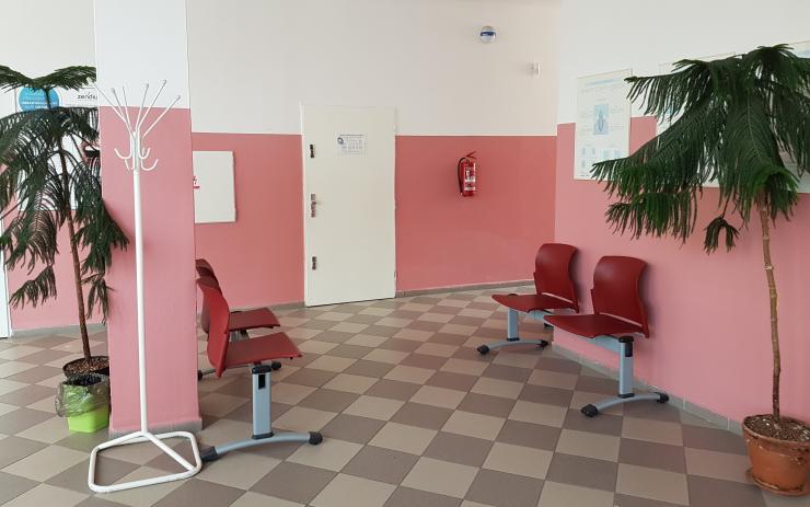 Dva lékaři na Karlovarsku napadli muže na chodbě zdravotního střediska