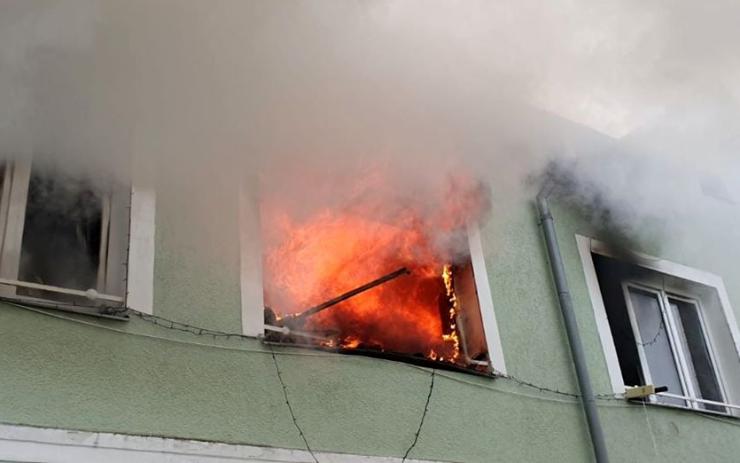 OBRAZEM: Požár zničil rodinný dům na Karlovarsku. Škoda jde do milionů