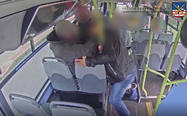 VIDEO: Muž v autobusu zasypal cestujícího pěstmi do obličeje, pak ho vykopnul ze dveří!