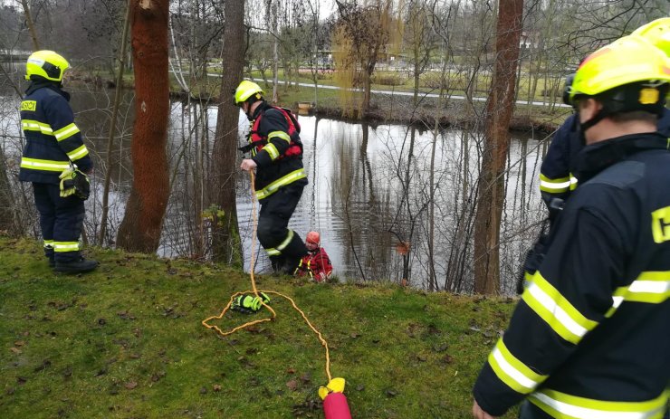 Vánoční neštěstí na Karlovarsku: Utonulý člověk, hořící auta, dopravní nehody