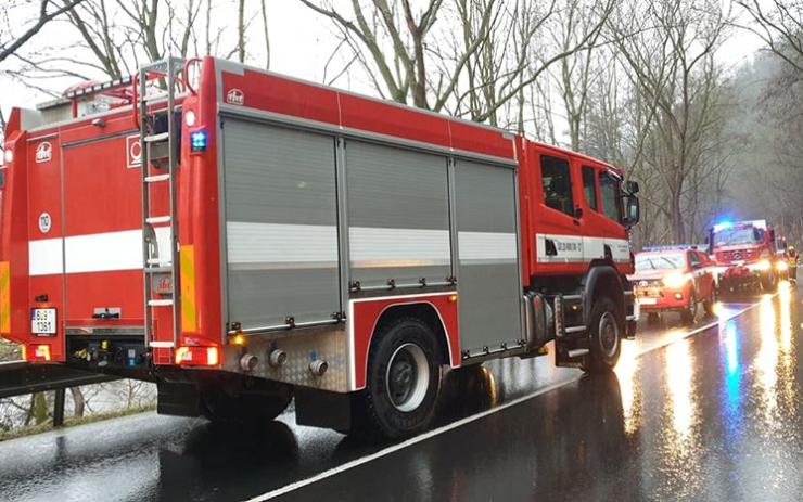 Tady mohlo dojít k neštěstí! Auto od pádu ze svahu zachránila svodidla