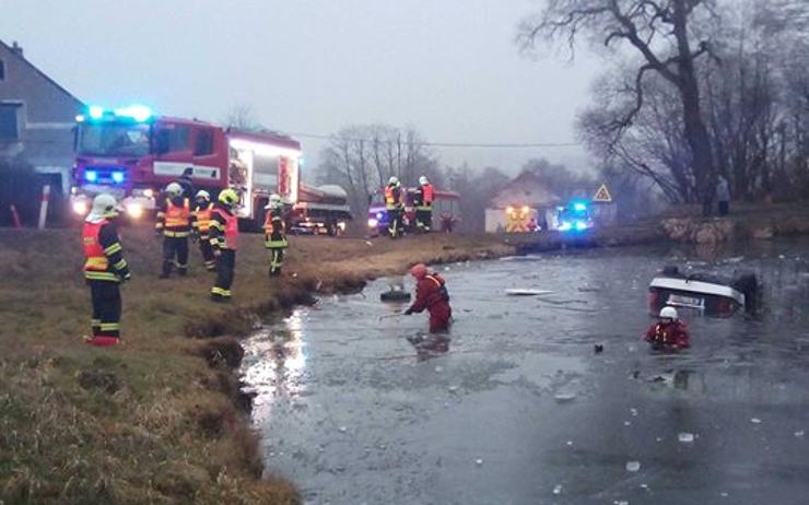 AKTUÁLNĚ: Těžká nehoda za Bochovem: Auto skončilo v ledovém rybníku, osm zraněných!