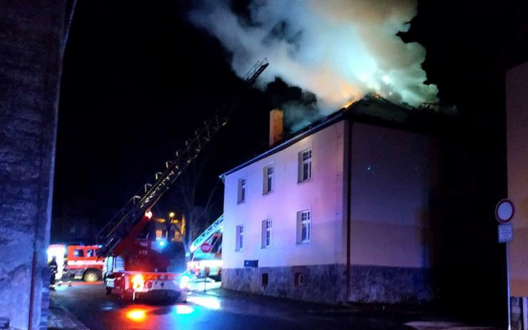 V Nejdku hořela střecha bývalé ubytovny, zasahovalo devět hasičských jednotek