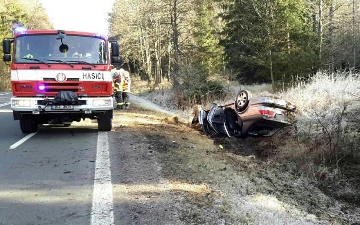 Nehody v kraji: Auto u Bečova skončilo na střeše, pro sraženého chodce v Sokolově letěl vrtulník