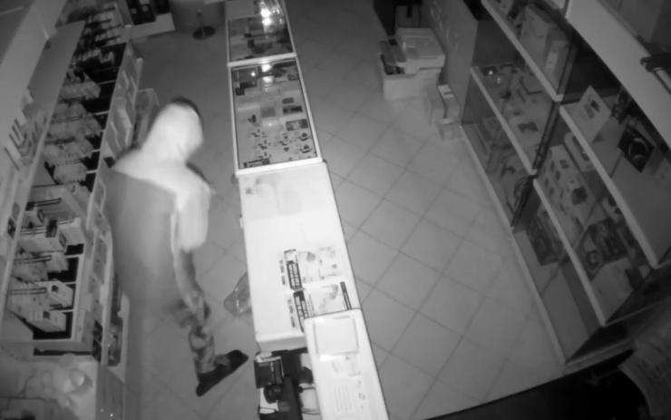 VIDEO: Zloděj na bruslích kradl v prodejně počítačů. Nepoznáte ho?