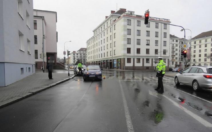 Další sražený chodec! Žena po střetu s autem na přechodu skončila v nemocnici. Policisté hledají důležitou svědkyni