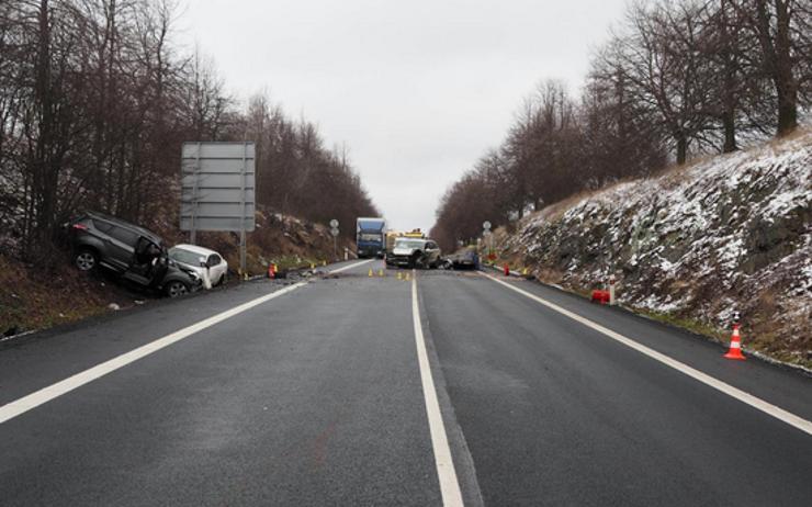 Senior v Audi předjížděl, kde neměl... Policie popsala, jak došlo k těžké nehodě u Bochova