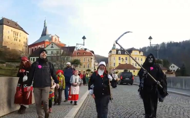 VIDEOREPORTÁŽ: V Lokti chtějí obnovit tradice: Městem prošel první masopustní průvod